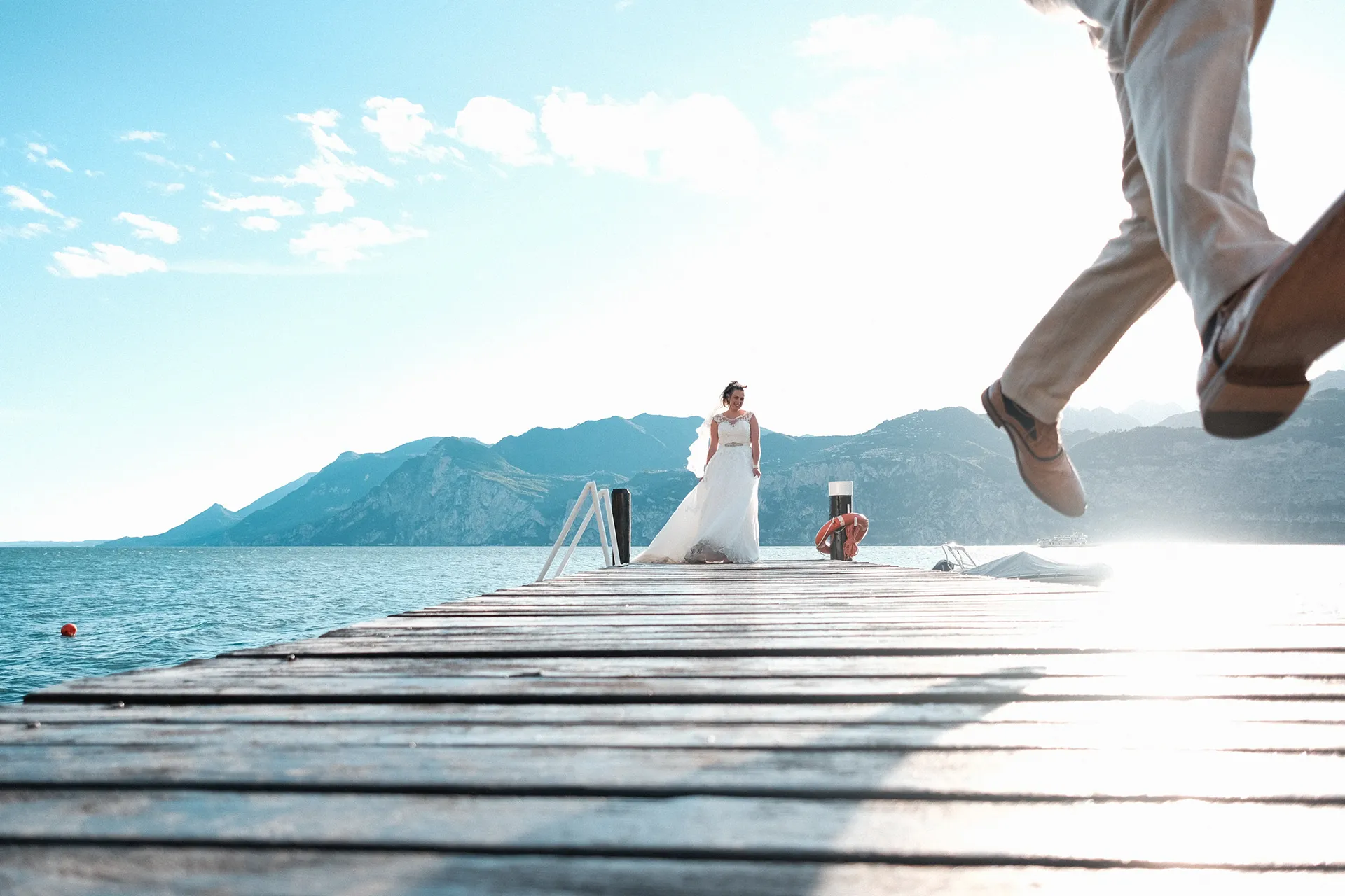 Casal diante de um lago em Malcesine