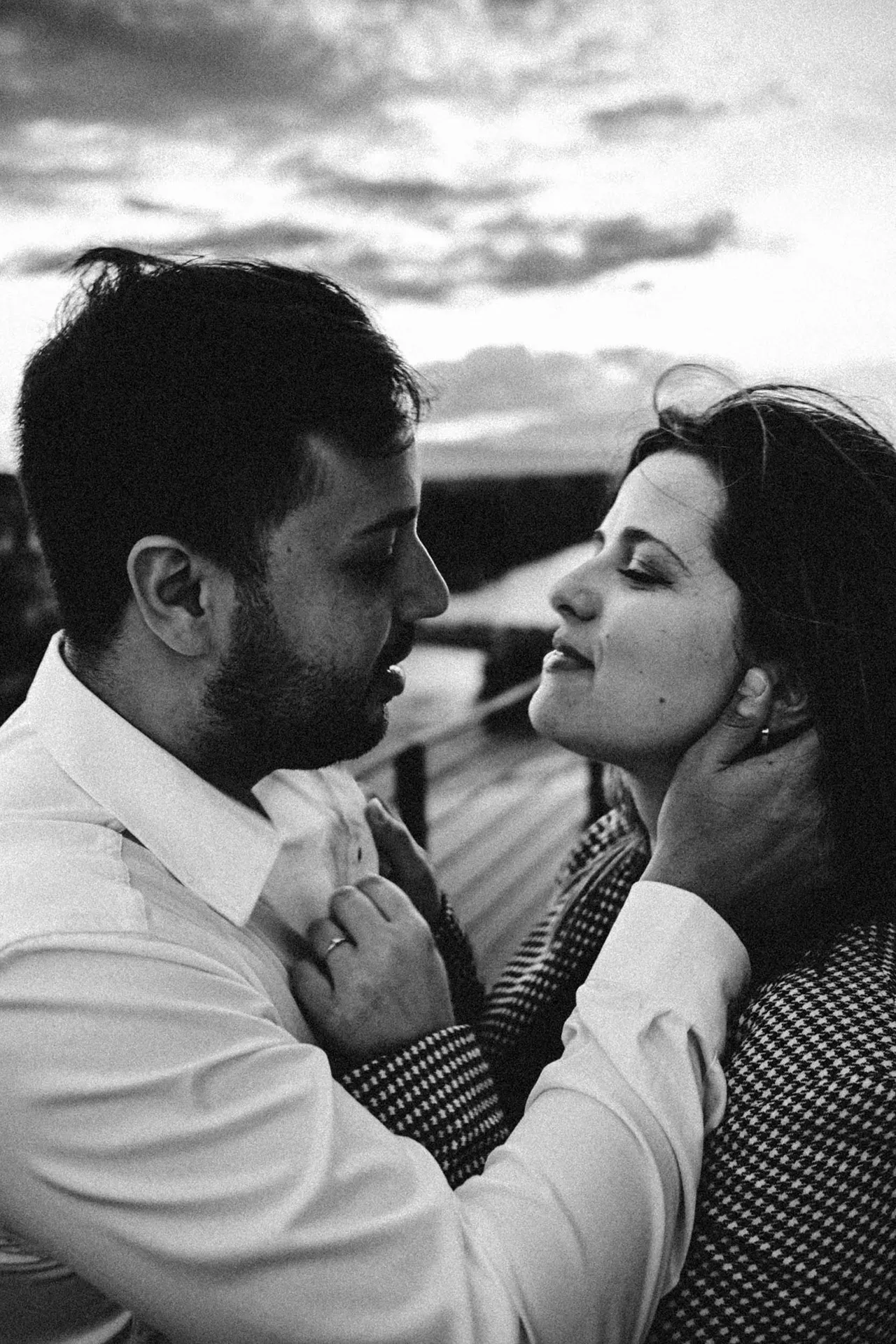 Retrato íntimo do casal em preto e branco