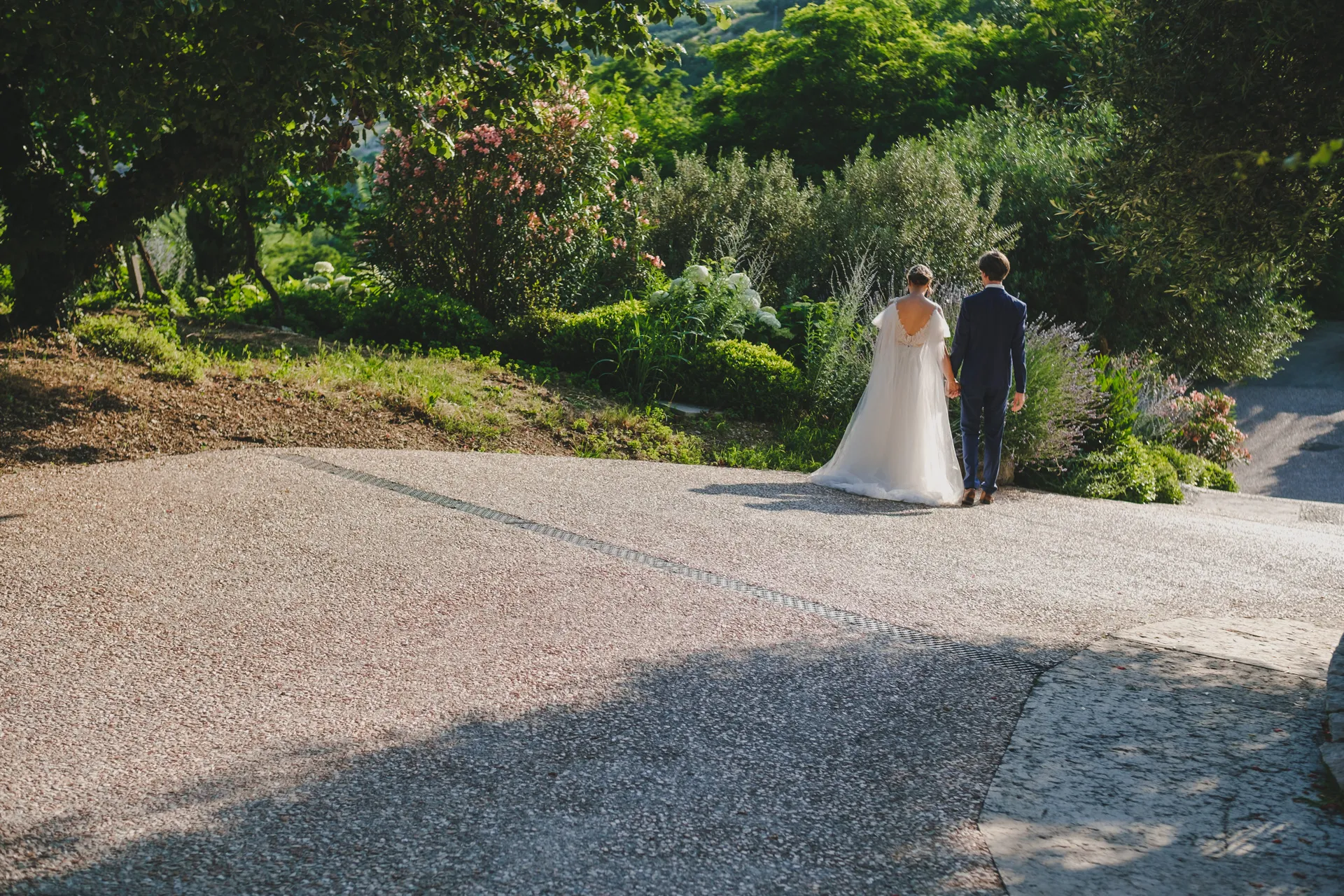 Casal caminhando junto durante o first look