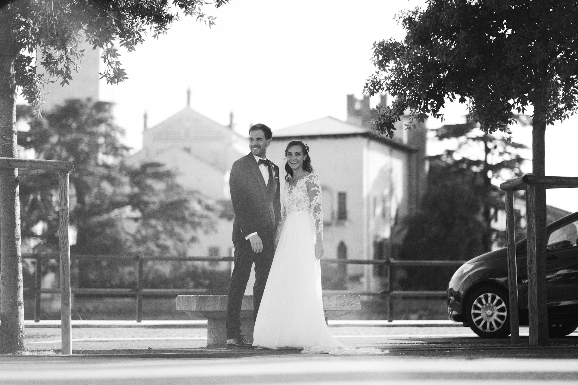 Casal chegando ao casamento em uma cena em preto e branco