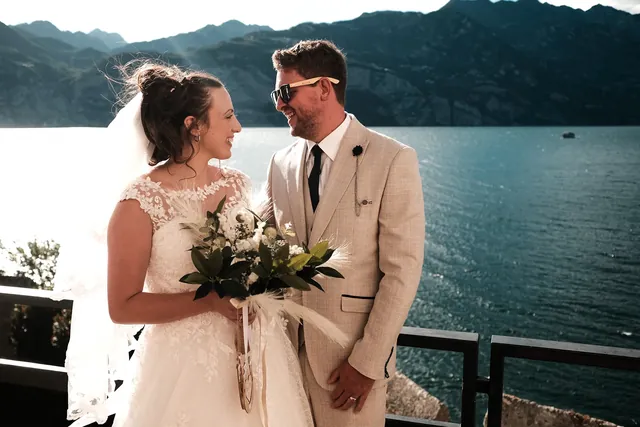 Casal diante de um lago e das montanhas