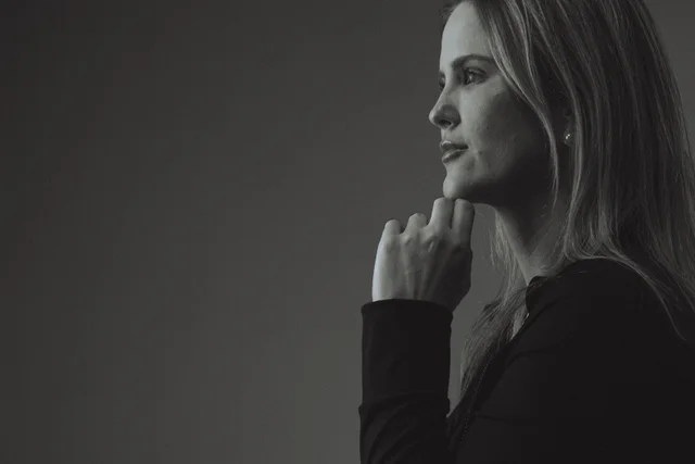 Retrato feminino em preto e branco com luz lateral e espaço negativo